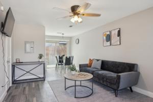 Χώρος καθιστικού στο The Mirage 270 I Comfy 1bd1bth Apartment