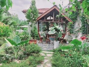 a garden in front of a house with plants at Homestay VillaSolihin Sungai Buloh in Sungai Buluh