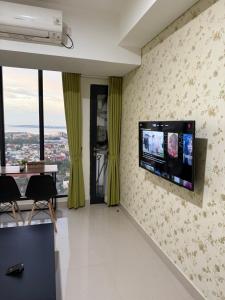 Televisyen dan/atau pusat hiburan di Pollux Habibie 1BR Sea View By Superstay