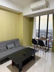 Ruang duduk di Pollux Habibie 1BR Sea View By Superstay +3 gambar