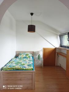 Postel nebo postele na pokoji v ubytování Gemütliche Ferienwohnung mit großer Dachterasse in gehobener Wohngegend