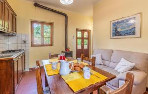 a kitchen and living room with a table and a couch at Pet Friendly Apartment in Monte Santa Maria Tiberina