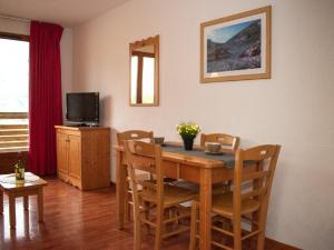 a dining room with a table and chairs and a television at 2 Pièces 4 Pers., Ski, Cuisine Équipée, Animaux Permis, Parking - FR-1-504-561 in Superdevoluy +13 photos