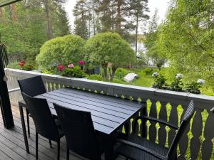 un tavolo e sedie su un balcone con giardino di Villa Laura a Savonlinna
