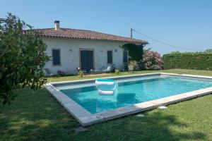 a pool with a chair in front of a house at Calme et Confort sur les Hauteurs de Montauban in Montauban