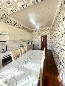 サマルカンドにあるluxury apartments 6の部屋の中に大きなベッドがある寝室