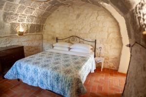 RoccamoriceにあるAgriturismo Verdeboscoの石の壁の中にベッドが置かれた寝室 +14枚の写真