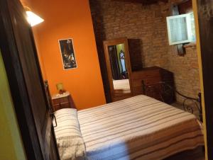 a bedroom with a bed and a mirror at Locazione turistica La Bella Langa in Castellino Tanaro