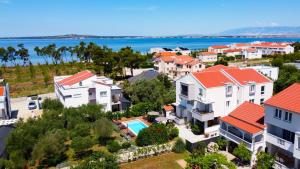 Una vista aérea de un barrio residencial con casas. en Villa Petar's Dream, en Privlaka