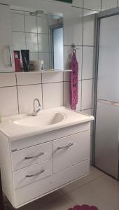 un baño con lavabo y espejo en Casa Faculdade and Regional Cruzeiro, en Cachoeira Paulista