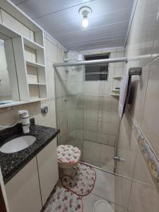 弗洛里亚诺波利斯Studio próximo ao Shopping Floripa的带淋浴、水槽和马桶的浴室