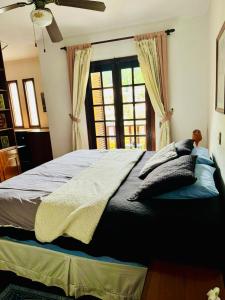 a bedroom with a bed and a window at Linda Suite Master no Jd Marajoara em Casa de Alto Padrão in Sao Paulo