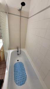 a bath tub with a blue seat in a bathroom at Appart 4 pers pied des pistes- l'Ecrin-les BERGERS- Chez Lexy in L'Alpe-d'Huez +14 photos
