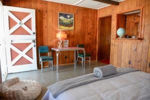 Postel nebo postele na pokoji v ubytování Room 6 - Downtown Joshua Tree Motel - Pet Friendly - Walk to Shops & Visitor Center, Minutes to Park Entrance