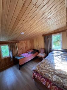 a bedroom with a bed and a wooden ceiling at In the Forest in K'vemo Jocho