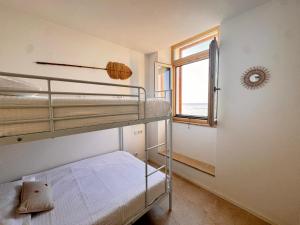 ein Schlafzimmer mit zwei Etagenbetten und einem Fenster in der Unterkunft Luxus Haus direkt am Meer bei Novigrad in Dajla