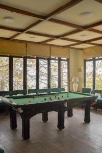 O masă de biliard de la Blue Pines Resort & Restaurant, Murree