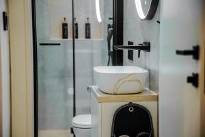 ザグレブにあるPoets parkの洗面台とトイレ付きのバスルーム +23枚の写真
