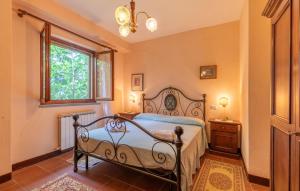 a bedroom with a bed and a window at Pet Friendly Apartment in Monte Santa Maria Tiberina