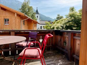 普夫龙滕FeWo Pfronten - Berge und Bilder OG的一个带椅子和桌子的甲板和一个教堂