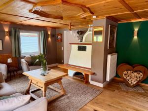 普夫龙滕FeWo Pfronten - Berge und Bilder OG的客厅里有一张沙发和一张桌子。