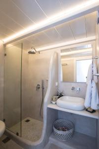 Ένα μπάνιο στο Christy Suites by Alpha Living