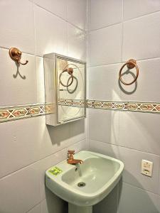 Et badeværelse på Casa para Eventos e Festas de fim de Ano + 14 billeder