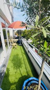 patio z parasolem i trawnikiem w obiekcie Rodenkirchen Living w Kolonii