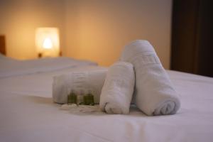 Una toalla enrollada y dos botellas en una cama en Villa Petar's Dream, en Privlaka 161 fotos más