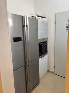 una cocina con nevera y microondas en Boutique Suite Talia, en Eilat