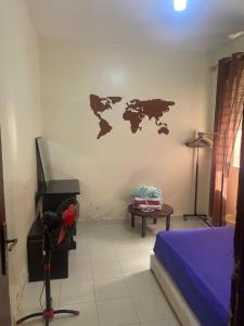 Habitación con cama y mapa en la pared en Comfort and Convenience, en Casablanca