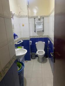 Un baño pequeño con inodoro y lavabo. en Comfort and Convenience, en Casablanca