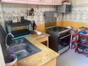 una cocina con fregadero y estufa en Comfort and Convenience, en Casablanca 7 fotos más