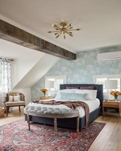 WaupoosにあるGran Roble - Charming Countryside Retreatのベッドルーム1室(大型ベッド1台、シーリングファン付)