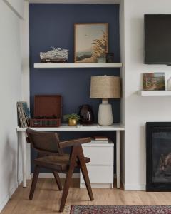 WaupoosにあるGran Roble - Charming Countryside Retreatのデスク(椅子付)、ランプが備わります。 +16枚の写真