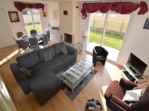 Χώρος καθιστικού στο Denneville Coastal Escape with garden