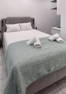 Ένα ή περισσότερα κρεβάτια σε δωμάτιο στο Hera Escape by ZeusSuites