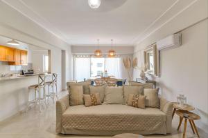 a living room with a couch and a kitchen at Chic and Relax Apartamento Juan Dolio in San Pedro de Macorís