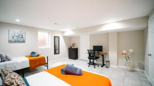 Katil atau katil-katil dalam bilik di Gorgeous 7BR 3BA Family Home in Maryland