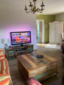 un salon avec une télévision et une table basse dans l'établissement Paradies in der Vulkaneifel mit Panorama-Blick, à Burgbrohl 39 autres photos