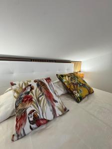 una cama con dos almohadas encima en La Dimora di Deborah, en Montecatini Terme