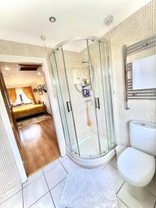 a bathroom with a shower and a toilet at 6 Bedroom 4 bathroom House 14 guests or more in Birmingham, Wolverhampton, Walsall Contractors, Family & Groups in Walsall +101 photos