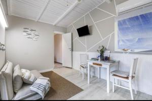 un salon avec un canapé et une table dans l'établissement l' Acciuga Blu, à Monte Marcello