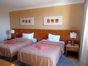 Una habitación de hotel con dos camas y dos lámparas. en Condomínio Brasil 21 Torre D, en Brasilia 3 fotos más