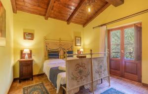 a bedroom with a bed and a wooden ceiling at Nice Home In Monte Smaria Tiberina in Monte Santa Maria Tiberina