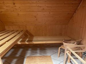 - un sauna en bois avec un banc dans une pièce dans l'établissement Ferienhaus in Elend, à Elend