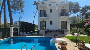 Imagen de la galería de White Pine Villa With Pool, en Golem