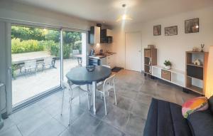 une cuisine et un salon avec une table et une cuisine dans l'établissement Appt Avec Jardin Prive, à Lieuran-Cabrières