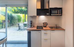 une cuisine avec un évier et une cuisinière four supérieur dans l'établissement Appt Avec Jardin Prive, à Lieuran-Cabrières