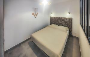 une petite chambre avec un lit dans une pièce dans l'établissement Appt Avec Jardin Prive, à Lieuran-Cabrières 10 autres photos